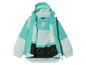 Une veste imperméable vert clair avec une capuche et une étiquette pour le nom.