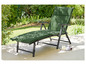 Une chaise longue verte avec accoudoirs, idéale pour l'extérieur.
