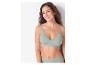 Une femme portant un soutien-gorge et une culotte verts.
