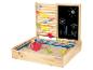 Un bac à sable en bois avec une piste à eau, un tableau noir et des jouets.