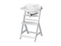 Une chaise haute bébé Safety 1st blanche avec plateau.