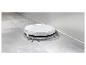 Robot aspirateur Silvercrest blanc nettoyant un sol.