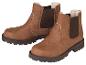 Deux paires de bottines Chelsea brunes pour enfants.