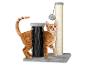 Un chaton joue avec un griffoir et une brosse à chat.
