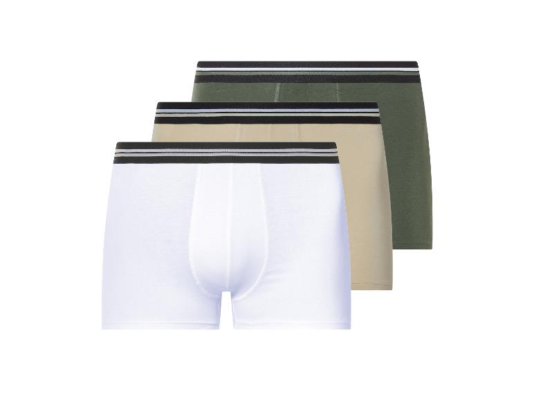 Trois caleçons boxeurs pour homme en blanc, beige et vert.