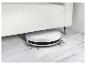 Robot aspirateur blanc nettoyant un sol en carrelage.