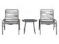 Deux chaises d'extérieur grises tressées en corde et une table ronde assortie.
