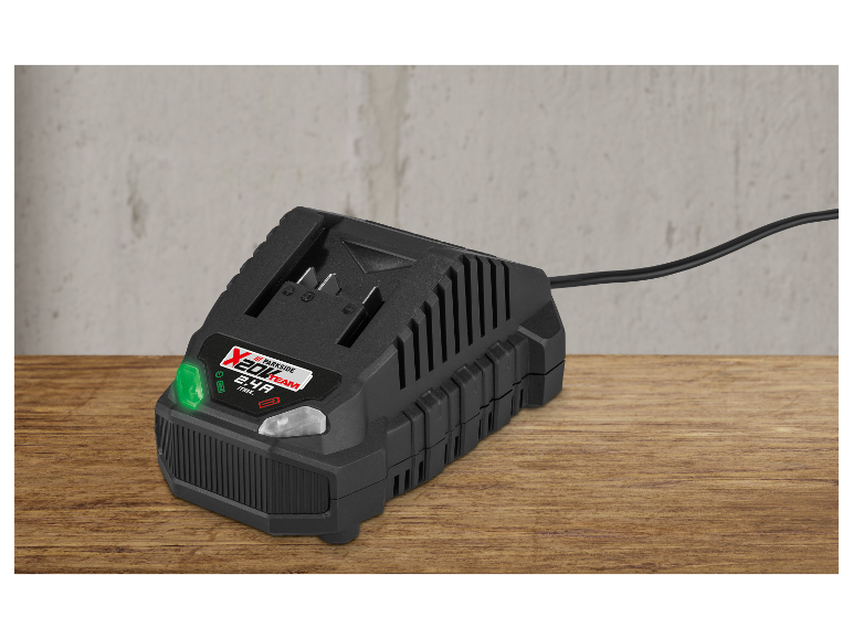 Chargeur de batterie Parkside X20V Team 2.4A sur une table en bois.