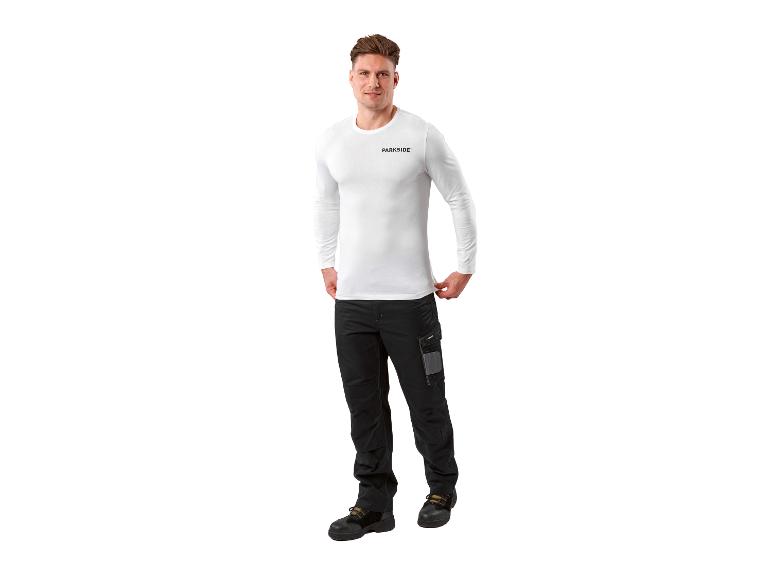 Homme en t-shirt blanc à manches longues et pantalon de travail noir