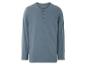 Un t-shirt à manches longues bleu clair avec des boutons