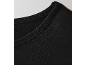 Gros plan sur l'encolure d'un t-shirt noir