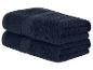 Deux serviettes de bain bleu foncé empilées.
