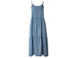 Une robe en jean bleu avec des bretelles fines.