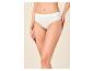 Culotte blanche côtelée portée par une femme, vue de face.