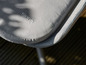 Une chaise grise avec un coussin 'Siena Garden'.