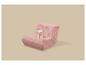 Fauteuil de sol rose avec une peluche d'agneau blanc assise dessus.