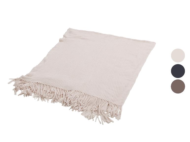 Plaid tricoté beige avec franges, avec échantillons de couleurs : beige, bleu foncé, marron.