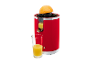 Presse-agrumes rouge Smeg avec un verre de jus.