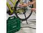 Compresseur vert gonflant un pneu de vélo.
