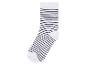Des chaussettes blanches à rayures noires.