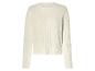 Un pull blanc en tricot torsadé à manches longues.