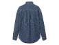 Une chemise en jean à manches longues.
