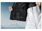 Veste de ski noire avec poche intérieure et pantalon de ski blanc.