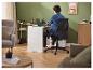 Homme travaillant à un bureau blanc avec un ordinateur portable, dans un bureau à domicile aux murs verts.