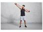 Homme en tenue de sport faisant des exercices avec une bande de résistance.