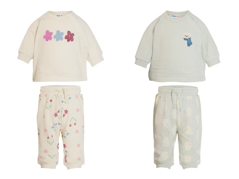 Deux tenues de bébé, une avec imprimé floral et une avec imprimé ours polaire.