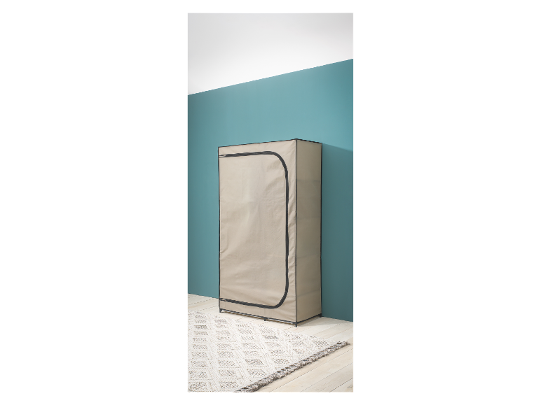 Armoire textile beige zippée, sur un tapis dans une pièce bleu-vert.