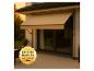 Store banne beige sur une terrasse de maison avec un sceau « Premium Qualität Made in Germany ».