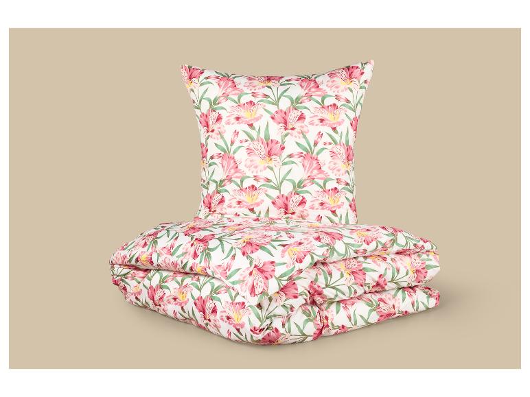 Parure de lit à motif floral de lys du Pérou roses, comprenant un oreiller et une couette pliée.