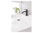 Un robinet de salle de bain noir au-dessus d'un lavabo blanc.