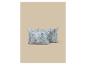Deux coussins décoratifs bleu clair avec un motif de feuilles subtil sur fond beige.