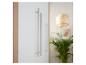 Portes d'armoire blanches avec de longues poignées métalliques fines dans une pièce lumineuse avec une lampe suspendue et une plante.