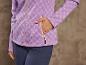 Une veste polaire violette à motif géométrique et un pantalon bleu.