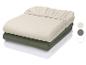 Pile de trois draps-housses en beige, vert et blanc avec des échantillons de couleur.