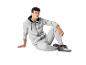 Sweat-shirt à capuche et pantalon de survêtement gris.