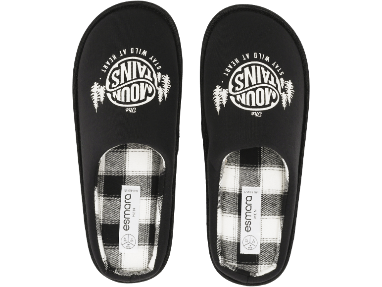 Pantoufles noires pour hommes avec l'inscription 'STAY WILD AT HEART' et motif à carreaux.