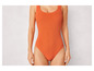 Un maillot de bain une pièce orange avec un décolleté rond.