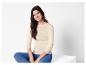 Une femme porte un pull blanc et un jean bleu.