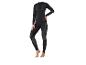 Femme en legging et haut thermique noir