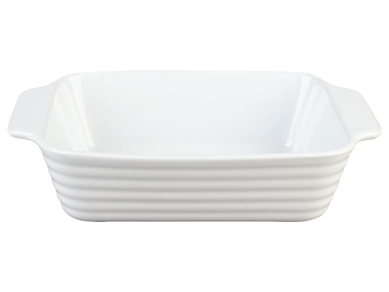 Un plat à gratin rectangulaire blanc avec des poignées.