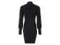 Une robe en tricot noire à manches longues.