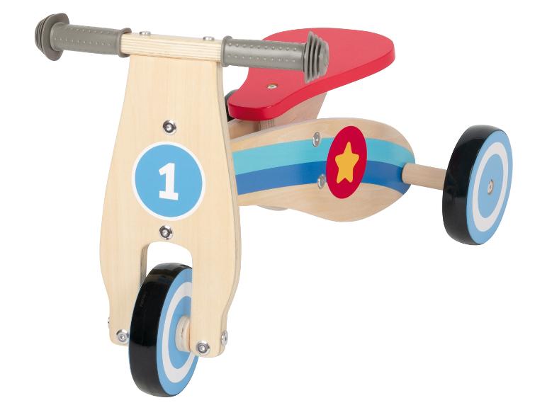 Tricycle en bois pour enfants avec des accents bleus et rouges.