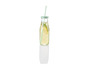 Une bouteille en verre avec une paille, remplie de limonade au citron et de romarin.