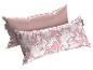 Deux oreillers rectangulaires roses, l'un uni et l'autre à motif floral blanc et rose.