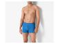 Homme torse nu en boxers bleus côtelés