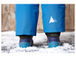 Pantalon d'hiver bleu avec des chaussures bleues et noires sur la neige.